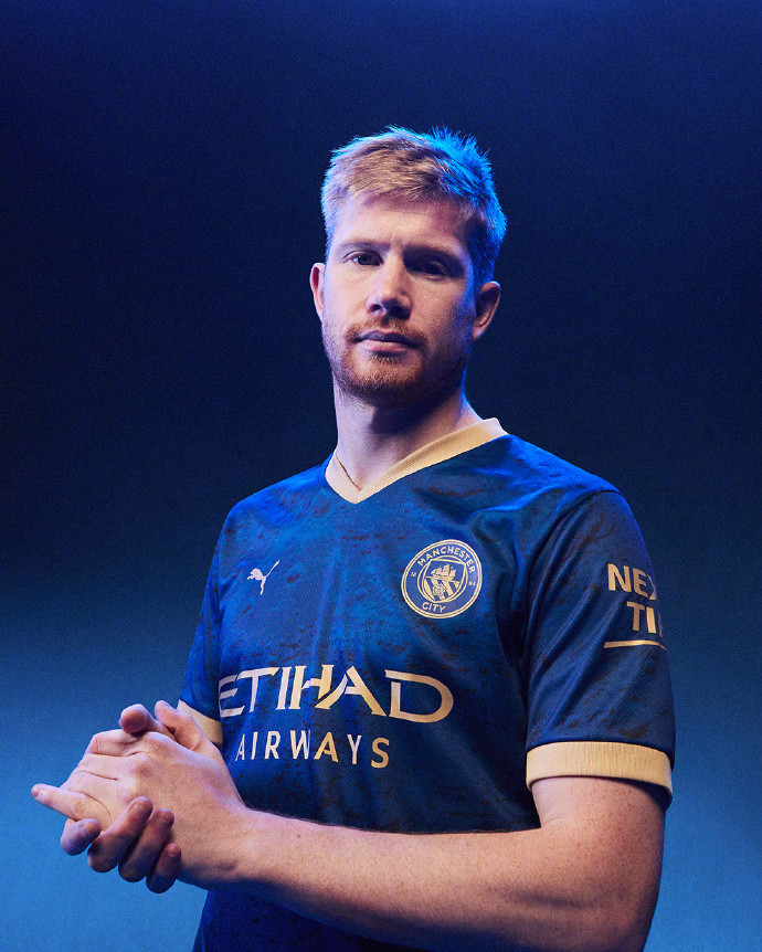 老友相见，孙兴慜赛后与正在恢复的热刺前队友们聊天（赛后重逢，孙兴慜与正在康复的热刺旧友畅聊）