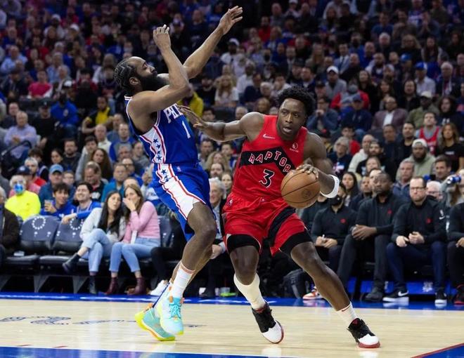 防守反击！刘泽一大帽宁鸿宇三分球 反击跟进补篮再拿两分（由守转攻！刘泽一封盖宁鸿宇三分，快下跟进补篮再添两分）