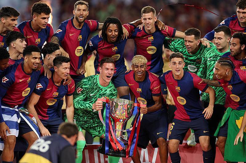 德比战投掷物品，西足协处罚塞维利亚部分看台关闭3场+罚款（因德比投掷事件，西足协重罚塞维利亚：部分看台封闭3场并罚款）