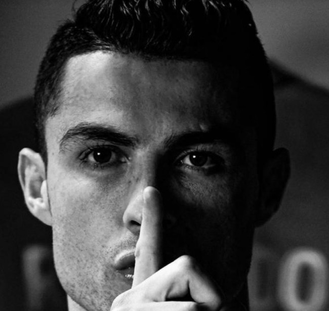 AL晒和拜仁跨界联动：老板菲菲和拜仁名宿皮萨罗交换队服（AL携手拜仁跨界互动：老板菲菲与名宿皮萨罗互换球衣）