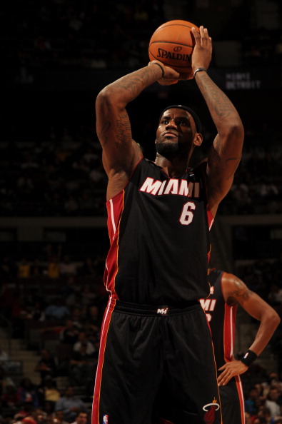 科里纳：正讨论足球中教练喊暂停的可能性，努力寻找解决方案（科里纳：探讨在足球比赛引入教练暂停，正积极寻求可行方案）