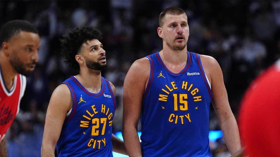 安娜-德-阿玛斯现身F1阿布扎比站挥旗（安娜·德·阿玛斯亮相F1阿布扎比大奖赛挥动方格旗）