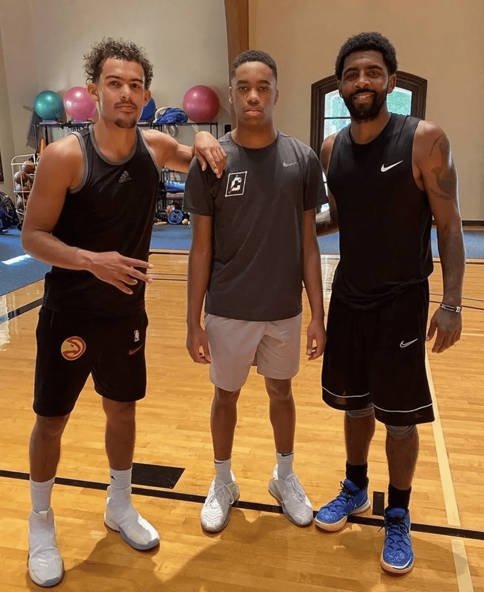 记者：奥斯卡身边人认为他没法继续踢球了，他在体能测试时突感不适（记者：奥斯卡体能测试突感不适，身边人称其恐难再继续踢球）