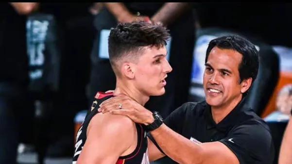 康宁汉姆在比赛中展现出了出色的突破能力，为队友创造了倒三角传球的机会。（康宁汉姆以犀利突破撕裂防线，为队友制造倒三角传球良机）